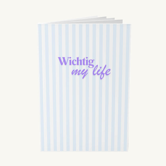 Stillvolles Notizbuch mit vertikalen hellblauen Streifen und dem modernen lila Schriftzug „Wichtig my life“ in einer Kombination aus Serifenschrift und Schreibschrift, ideal für Achtsamkeit in den Wechseljahren.