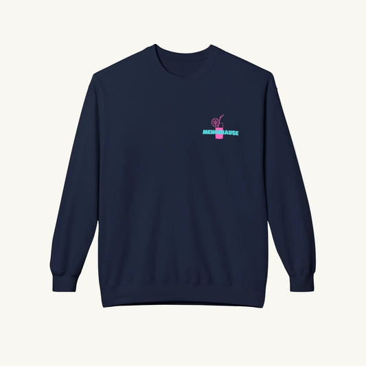 Dunkelblaues (Navy) Damen-Sweatshirt mit einem kleinen Print auf der linken Brust. Das Motiv zeigt ein pinkes Cocktailglas mit Strohhalm und Zitronenscheibe, über dem steht in türkiser das Wort 'MENOBRAUSE'.