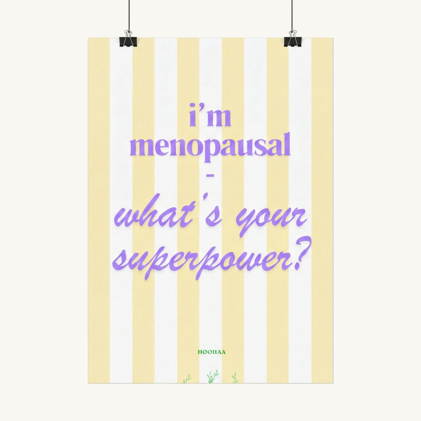 Hochformatiges Poster mit vertikalen pastellgelben und weißen Streifen. Der lila Text lautet "i'm menopausal - what's your superpower?". Am unteren Rand befindet sich der grüne Schriftzug "HOOHAA" mit kleinen pflanzlichen Illustrationen.