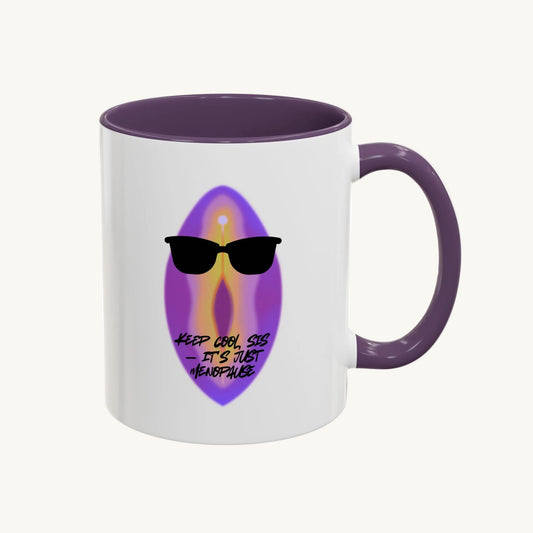 Lustige Menopause-Tasse ‚Keep Cool Sis its just menopause‘ mit lila Akzenten und coolem Statement-Design für Frauen in den Wechseljahren.