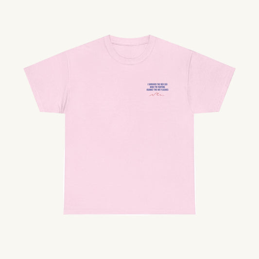 Zartrosa Damen T-Shirt aus Baumwolle mit kleinem blauen Textaufdruck auf der linken Brust: 'I SURVIVED THE RED SEA NOW I'M FIGHTING AGAINST THE HOT FLASHES' ergänzt durch eine minimalistische rote Wellen-Illustration.