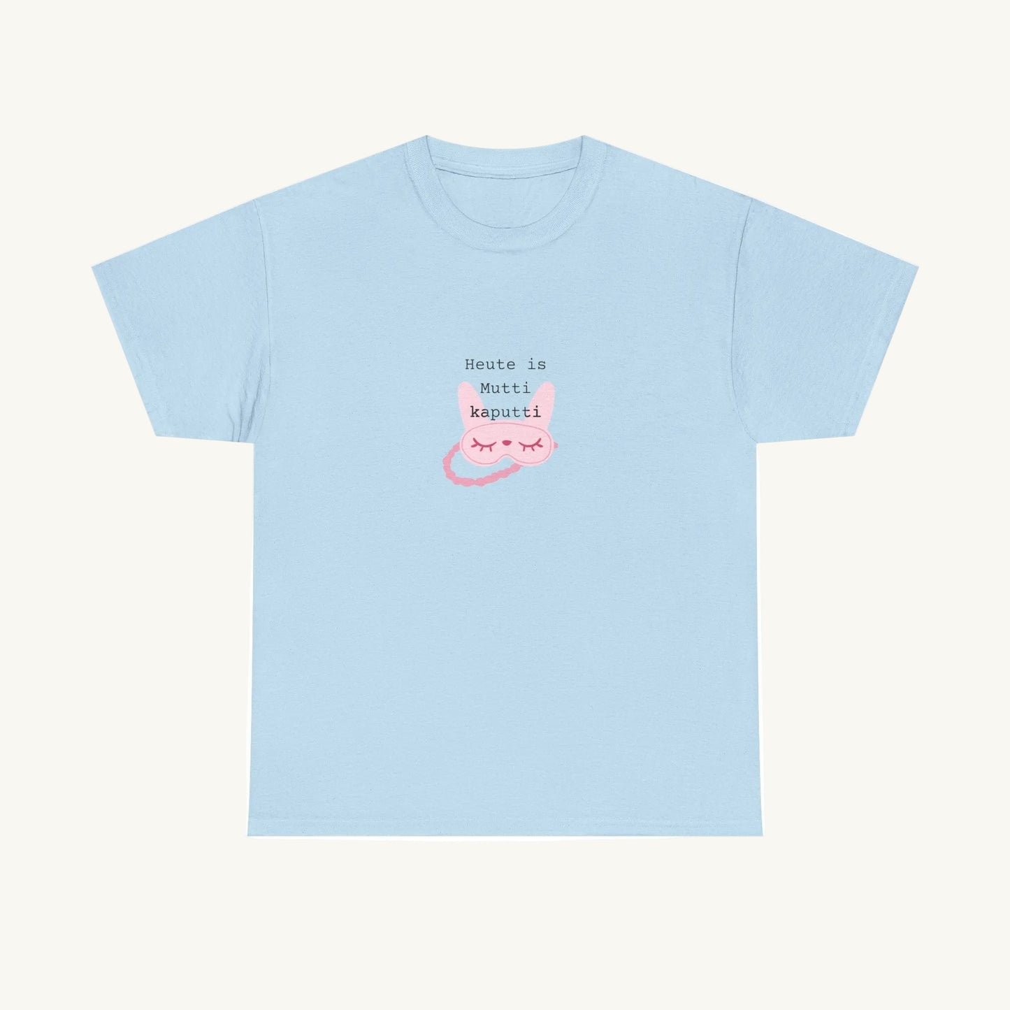 Hellblaues Damen T-Shirt mit einem mittigen Brustprint. Das Motiv zeigt den Text 'Heute is Mutti kaputti' in Schreibmaschinenschrift über einer illustrierten rosa Schlafmaske mit geschlossenen Augen.