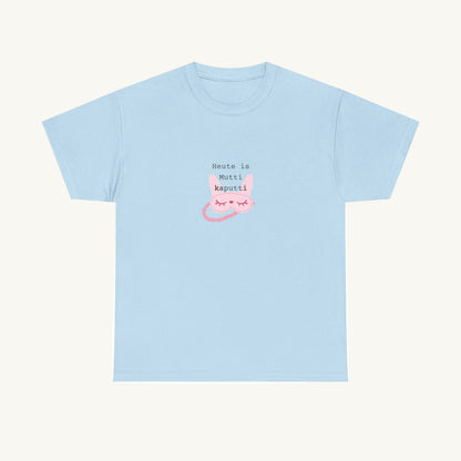 Hellblaues Damen T-Shirt mit einem mittigen Brustprint. Das Motiv zeigt den Text 'Heute is Mutti kaputti' in Schreibmaschinenschrift über einer illustrierten rosa Schlafmaske mit geschlossenen Augen.