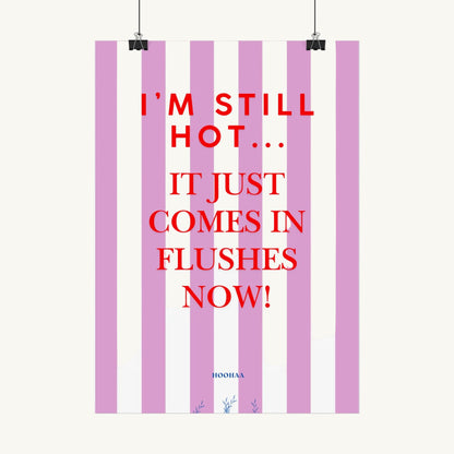Typografie-Poster mit pink-weißen vertikalen Streifen und dem roten Text "I'm still hot... it just comes in flushes now!". Unten steht klein das Logo "HOOHAA".