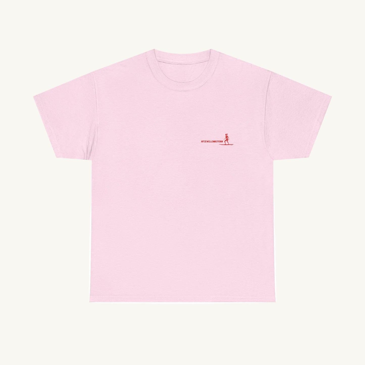 Zartrosa Damen T-Shirt aus Baumwolle mit einem kleinen roten Aufdruck auf der linken Brust. Das Motiv zeigt eine Surferin auf einem Board und den Schriftzug 'HITZEWELLENREITERIN' in moderner, sportlicher Schrift."