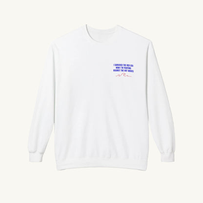Weißes  Damen-Sweatshirt für die Menopause mit Rundhals ausschnitt. Auf der Rechten Brustseiten steht ein blauer Text 'I Survived the red sea now I'M FIGHTING AGAINST THE HOT WAVES' über zwei geschwungenden roten Wellen-Linien.