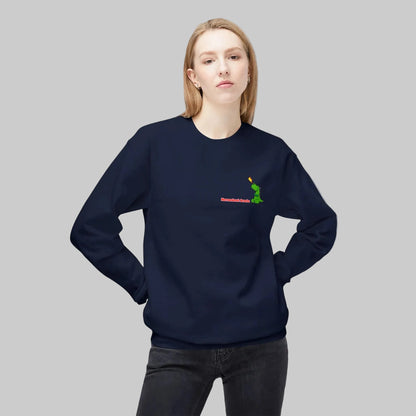 Blaues Damen-Sweatshirt mit Rundhalsausschnitt. Auf der linken Brust eine kleine Grüne Illustration, feuerspeiden mit Drachen mit der roter Schrift für die Menopause