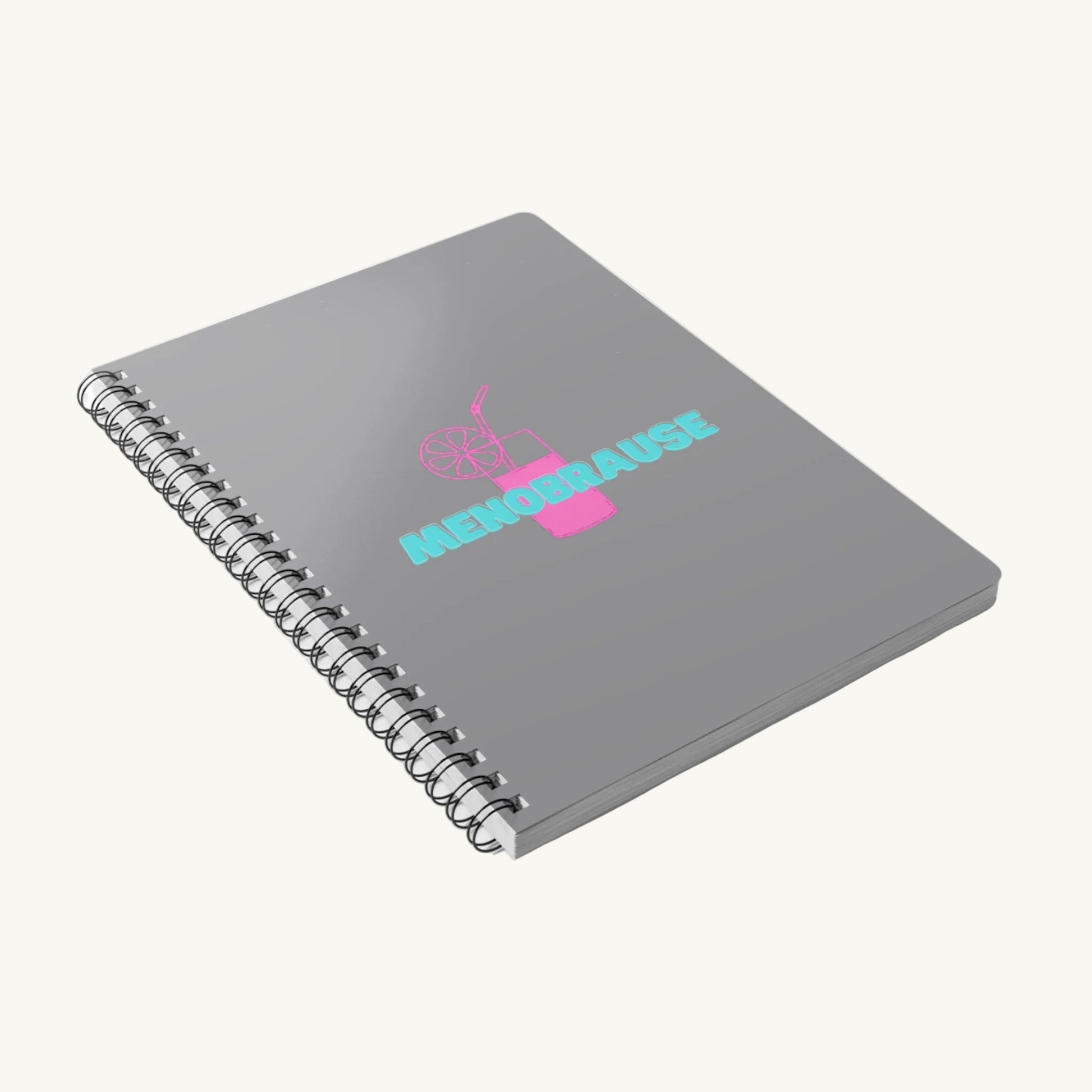 Graues A5 Spiralnotizbuch mit der Aufschrift 'MENOBRAUSE' in blauer Schrift und einer pinken Illustration eines Erfrischungsgetränks mit Strohhalm und Zitrone. Lustiges Journal-Design für Frauen in den Wechseljahren