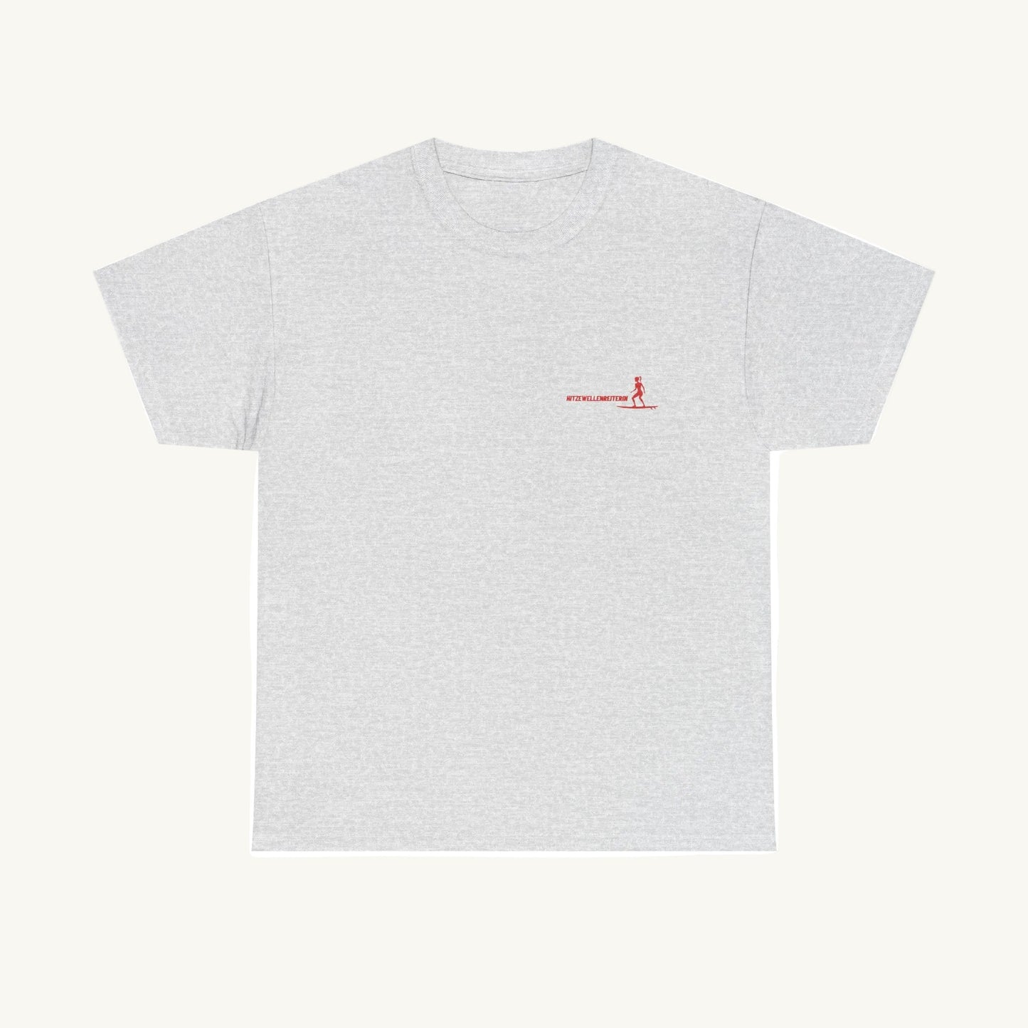 Graues T-Shirt aus Baumwolle mit einem kleinen roten Aufdruck auf der linken Brust. Das Motiv zeigt eine Surferin auf einem Board und den Schriftzug 'HITZEWELLENREITERIN' in moderner, sportlicher Schrift."