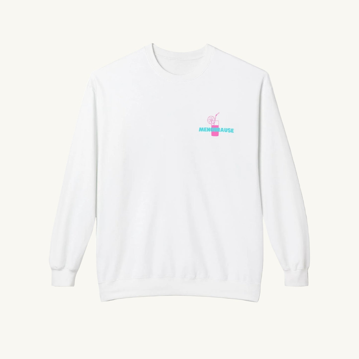 Weißes Damen-Sweatshirt mit einem kleinen Print auf der linken Brust. Das Motiv zeigt ein pinkes Cocktailglas mit Strohhalm und Zitronenscheibe, über dem steht in türkiser das Wort 'MENOBRAUSE'.