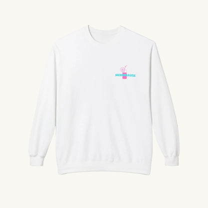 Weißes Damen-Sweatshirt mit einem kleinen Print auf der linken Brust. Das Motiv zeigt ein pinkes Cocktailglas mit Strohhalm und Zitronenscheibe, über dem steht in türkiser das Wort 'MENOBRAUSE'.