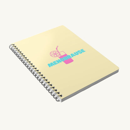 Hellgelbes A5 Spiralnotizbuch mit der Aufschrift 'MENOBRAUSE' in blauer Schrift und einer pinken Illustration eines Erfrischungsgetränks mit Strohhalm und Zitrone. Lustiges Journal-Design für Frauen in den Wechseljahren