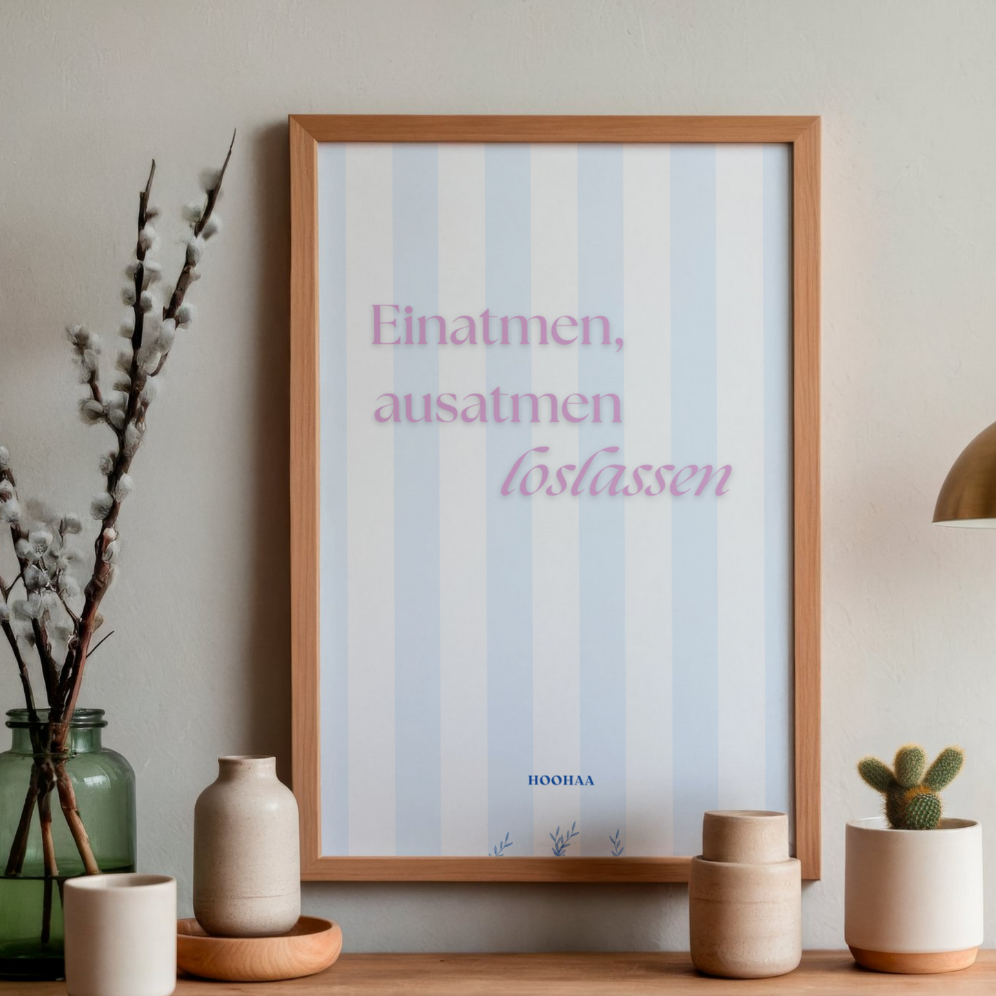 "Einatmen, ausatmen, loslassen" Poster – Meditatives Wandbild in Hellblau-Weiß gestreift A3