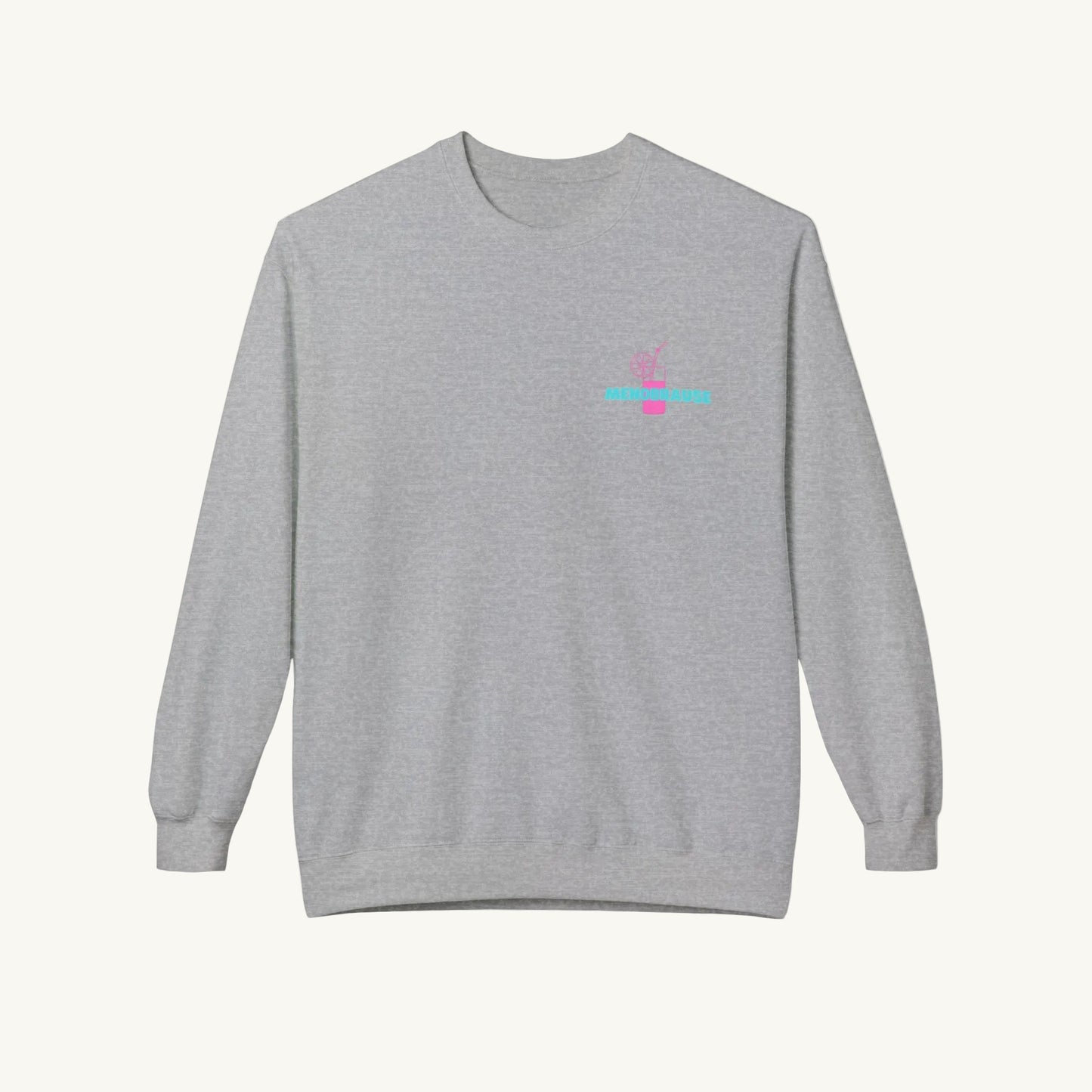 Graues Damen-Sweatshirt mit einem kleinen Print auf der linken Brust für die Menopause. Das Motiv zeigt ein pinkes Cocktailglas mit Strohhalm und Zitronenscheibe, über dem steht in türkiser das Wort 'MENOBRAUSE