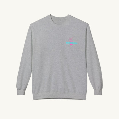 Graues Damen-Sweatshirt mit einem kleinen Print auf der linken Brust für die Menopause. Das Motiv zeigt ein pinkes Cocktailglas mit Strohhalm und Zitronenscheibe, über dem steht in türkiser das Wort 'MENOBRAUSE