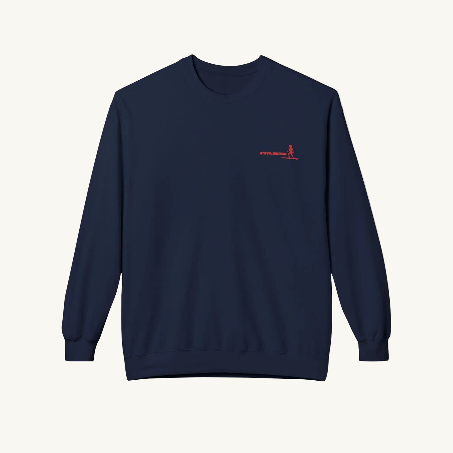 Dunkelblaues Damen-Sweatshirt mit ein roten Grafik-Print auf der Brust. Der Text und die Silhouette einer Frau, die auf einem Surfbrett steht