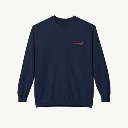Dunkelblaues Damen-Sweatshirt mit ein roten Grafik-Print auf der Brust. Der Text und die Silhouette einer Frau, die auf einem Surfbrett steht