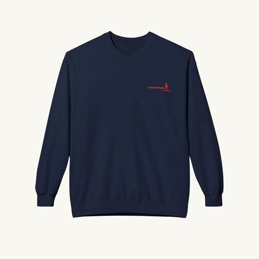 Dunkelblaues Damen-Sweatshirt mit ein roten Grafik-Print auf der Brust. Der Text und die Silhouette einer Frau, die auf einem Surfbrett steht
