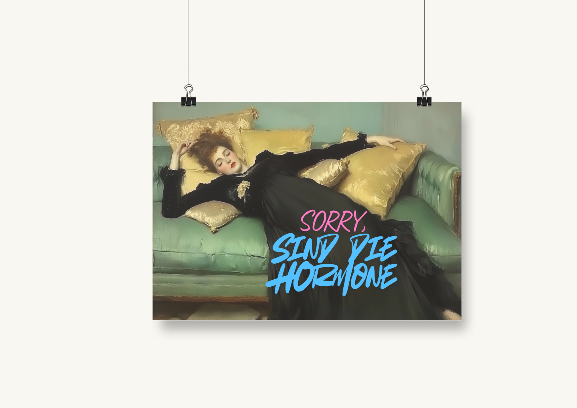  Modernes Kunstposter mit einer liegenden Frau im klassischen Malstil auf grünem Sofa, überlagert mit dem frechen Schriftzug „Sorry, sind die Hormone“ in Pink und Blau. Ideale Wanddeko für Frauen in der Menopause.