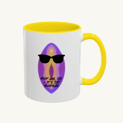 Lustige Menopause-Tasse ‚Keep Cool Sis its just menopause‘ mit gelben Akzenten und coolem Statement-Design für Frauen in den Wechseljahren.