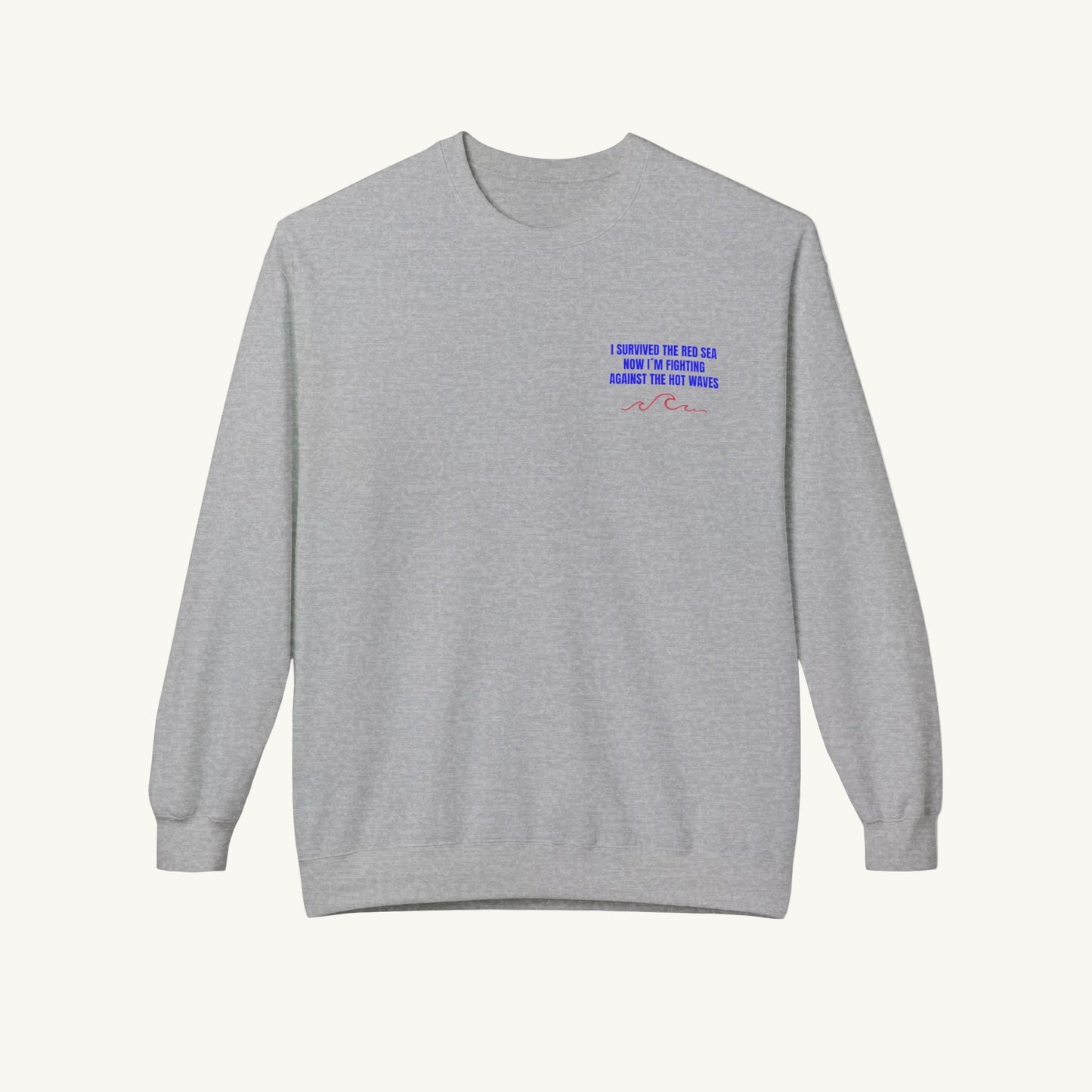 Graues Damen-Sweatshirt für die Menopause mit Rundhals ausschnitt. Auf der Rechten Brustseiten steht ein blauer Text 'I Survived the red sea now I'M FIGHTING AGAINST THE HOT WAVES' über zwei geschwungenden roten Wellen-Linien.