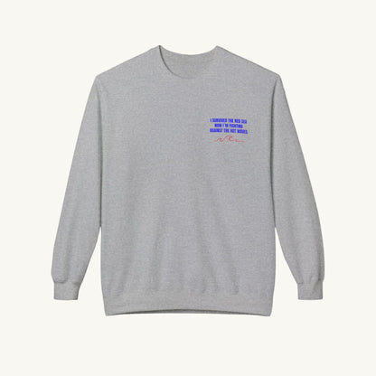 Graues Damen-Sweatshirt für die Menopause mit Rundhals ausschnitt. Auf der Rechten Brustseiten steht ein blauer Text 'I Survived the red sea now I'M FIGHTING AGAINST THE HOT WAVES' über zwei geschwungenden roten Wellen-Linien.