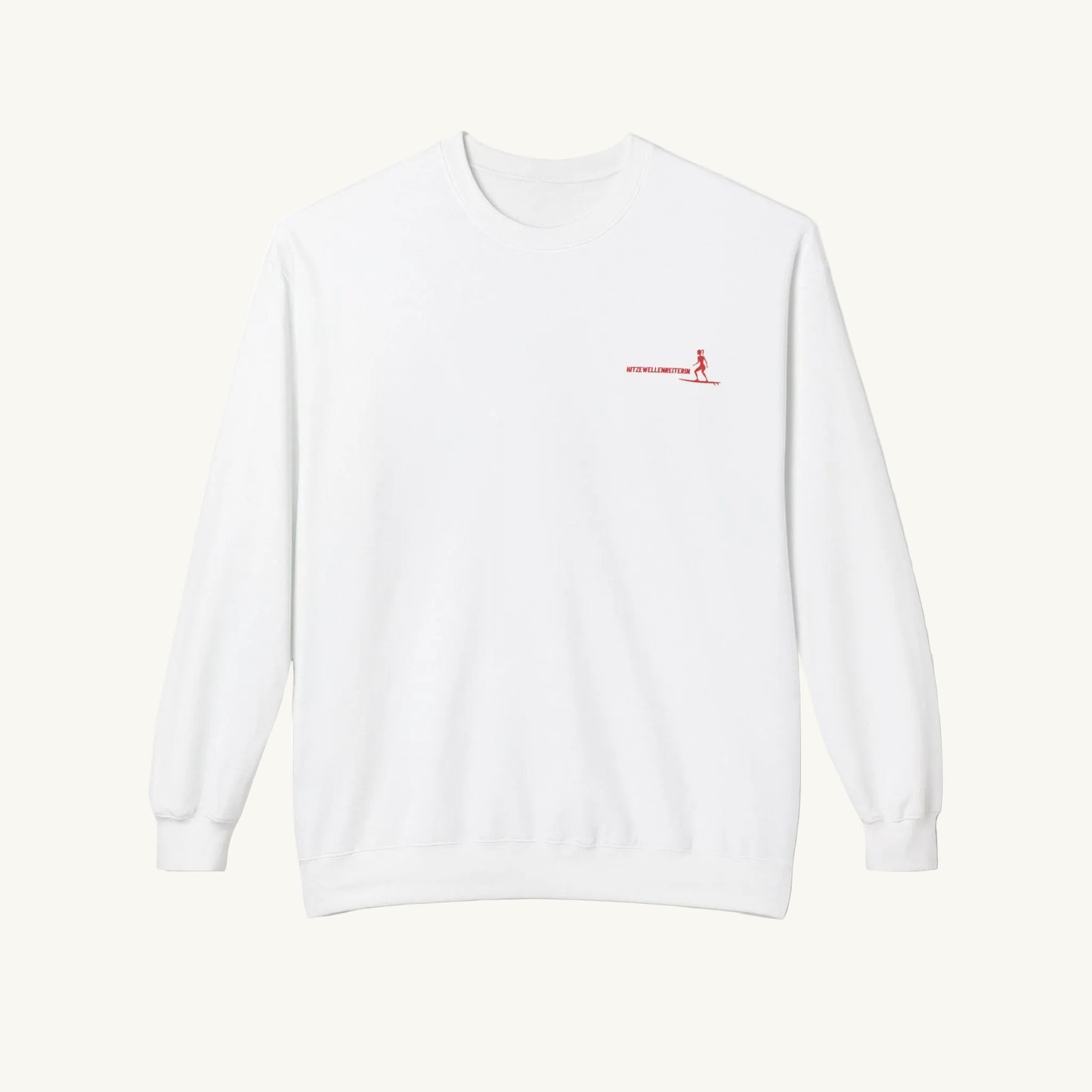 Weißes Damen-Sweatshirt mit ein roten Grafik-Print auf der Brust. Der Text und die Silhouette einer Frau, die auf einem Surfbrett steht