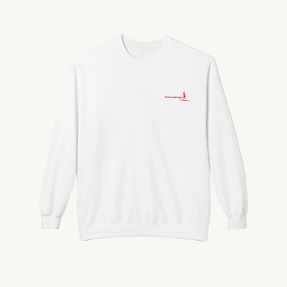 Weißes Damen-Sweatshirt mit ein roten Grafik-Print auf der Brust. Der Text und die Silhouette einer Frau, die auf einem Surfbrett steht