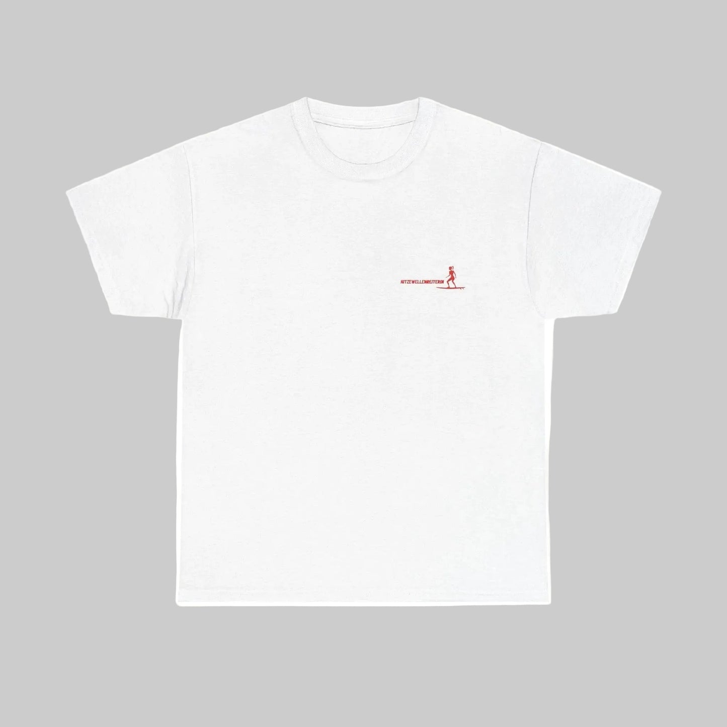 Weißes Damen T-Shirt aus Baumwolle mit einem kleinen roten Aufdruck auf der linken Brust. Das Motiv zeigt eine Surferin auf einem Board und den Schriftzug 'HITZEWELLENREITERIN' in moderner, sportlicher Schrift."