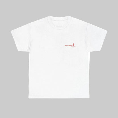 Weißes Damen T-Shirt aus Baumwolle mit einem kleinen roten Aufdruck auf der linken Brust. Das Motiv zeigt eine Surferin auf einem Board und den Schriftzug 'HITZEWELLENREITERIN' in moderner, sportlicher Schrift."