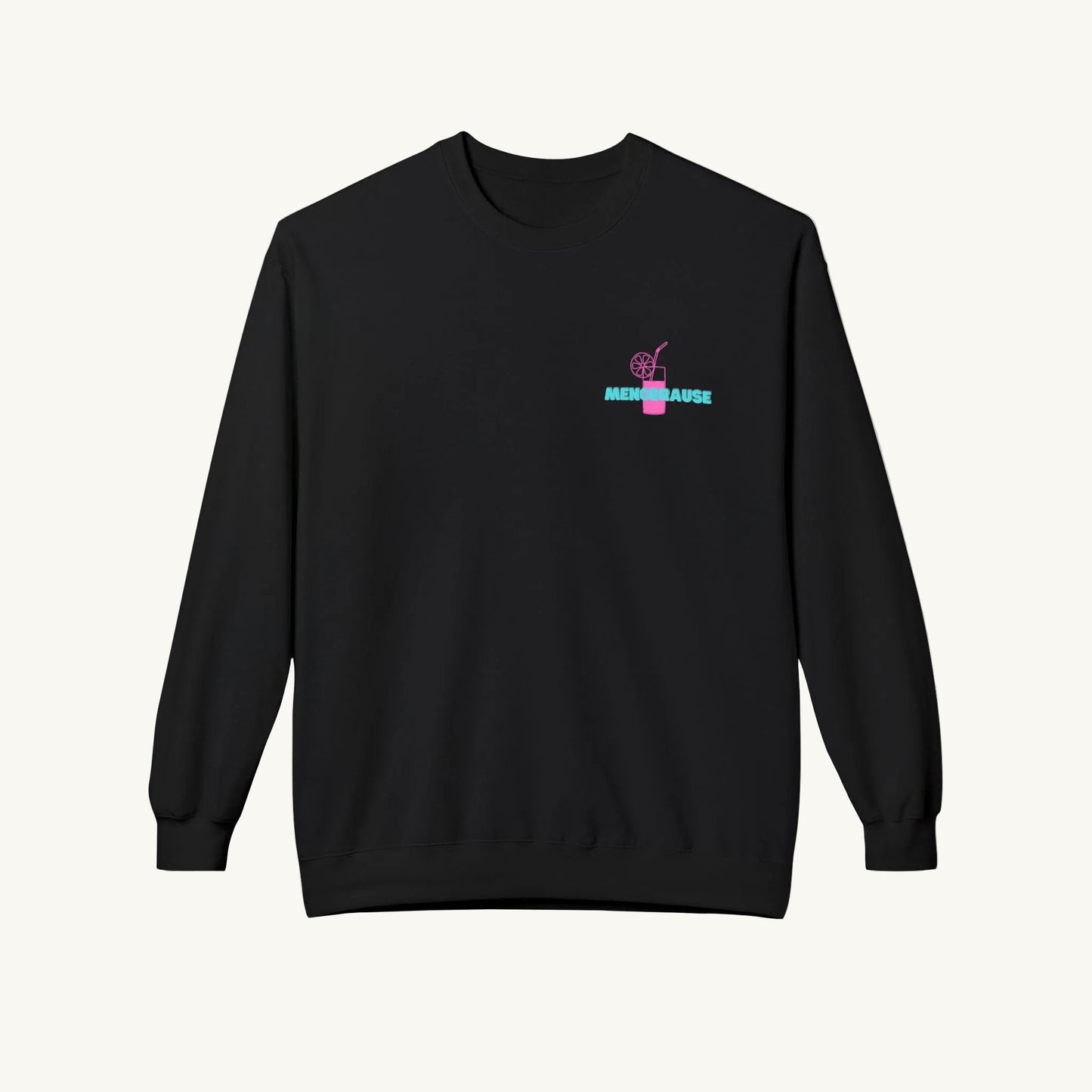 Schwarzes Damen-Sweatshirt mit einem kleinen Print auf der linken Brust für die Menopause. Das Motiv zeigt ein pinkes Cocktailglas mit Strohhalm und Zitronenscheibe, über dem steht in türkiser das Wort 'MENOBRAUSE
