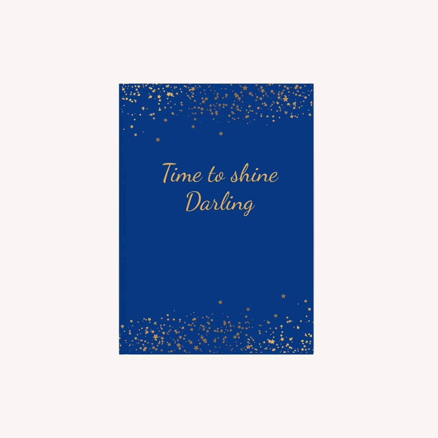 Blaues A5 Notizbuch mit der Aufschrift 'Time to shine Darling' in goldener Schrift mit kleinen goldenen Sternen für die Menopause. Das Journal ist als Begleiter für Achtsamkeit und Reflexion für Frauen in den Wechseljahren konzipiert.