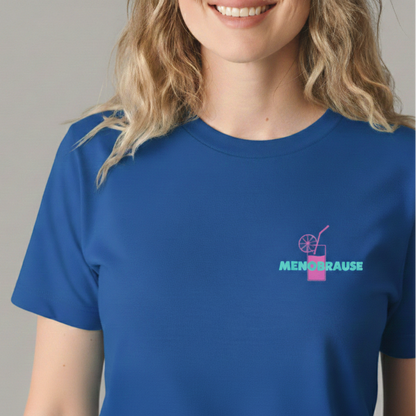 Kräftig blaues Damen T-Shirt mit einem kleinen, mittigen Aufdruck auf der Brust. Das Design zeigt das Wort 'MENOBRAUSE' in Türkis und ein pinkes Erfrischungsgetränk mit Zitrone und Strohhalm was von einer blonden Frau getragen wird.