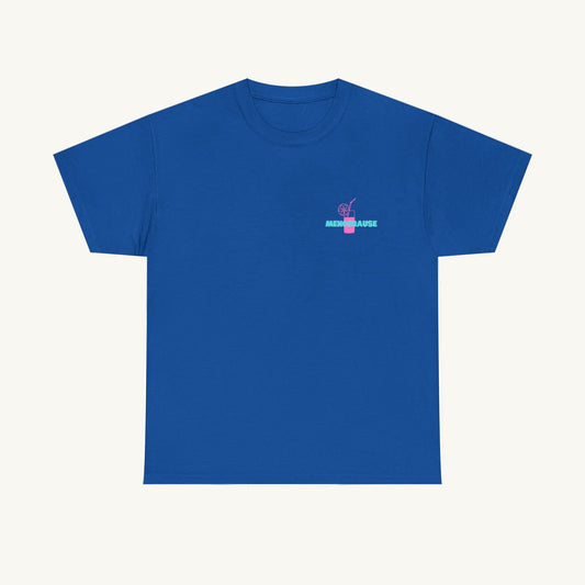 Kräftig blaues Damen T-Shirt mit einem kleinen, mittigen Aufdruck auf der Brust. Das Design zeigt das Wort 'MENOBRAUSE' in Türkis und ein pinkes Erfrischungsgetränk mit Zitrone und Strohhalm.