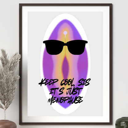 Modernes Grafik-Poster auf weißem Hintergrund mit mit abstrakten, lila-gelben Form (Symbolik der Vulva), die eine schwarze Sonnenbrille trägt. Darunter steht in schwarzer Schreibschrift der Text: „KEEP COOL, SIS IT'S JUST MENOPAUSE“ was in einem schwarzen Rahmen über einem Sideboard hängt. Hochformat, Glanz Finish