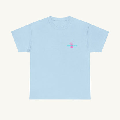 Hellblaues Damen T-Shirt mit einem kleinen, mittigen Aufdruck auf der Brust. Das Design zeigt das Wort 'MENOBRAUSE' in Türkis und ein pinkes Erfrischungsgetränk mit Zitrone und Strohhalm.