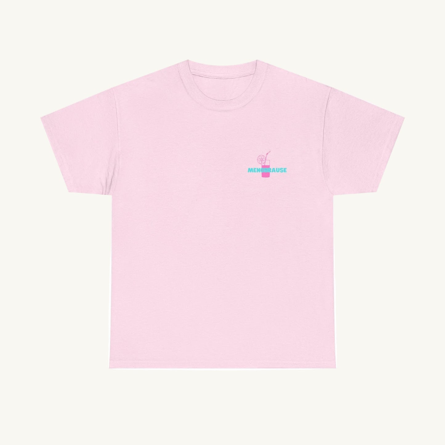 Rosa Damen T-Shirt mit einem kleinen, mittigen Aufdruck auf der Brust. Das Design zeigt das Wort 'MENOBRAUSE' in Türkis und ein pinkes Erfrischungsgetränk mit Zitrone und Strohhalm.