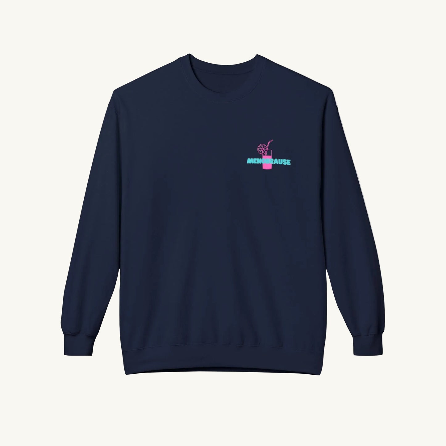 Dunkelblaues (Navy) Damen-Sweatshirt mit einem kleinen Print auf der linken Brust. Das Motiv zeigt ein pinkes Cocktailglas mit Strohhalm und Zitronenscheibe, über dem steht in türkiser das Wort 'MENOBRAUSE'.
