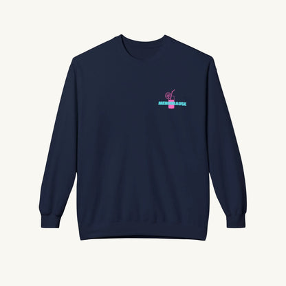 Dunkelblaues (Navy) Damen-Sweatshirt mit einem kleinen Print auf der linken Brust. Das Motiv zeigt ein pinkes Cocktailglas mit Strohhalm und Zitronenscheibe, über dem steht in türkiser das Wort 'MENOBRAUSE'.
