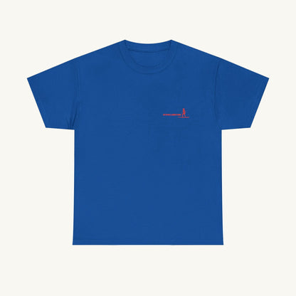 Leuchtend blaues Damen T-Shirt aus Baumwolle mit einem kleinen roten Aufdruck auf der linken Brust. Das Motiv zeigt eine Surferin auf einem Board und den Schriftzug 'HITZEWELLENREITERIN' in moderner, sportlicher Schrift."