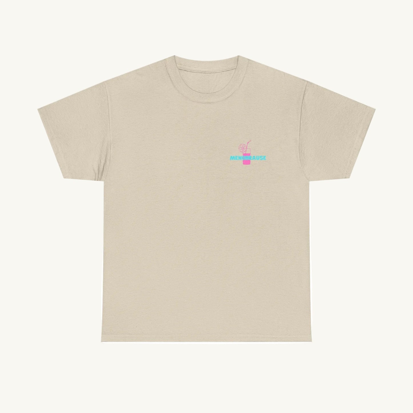Damen T-Shirt in der Farbe Sand mit einem kleinen, mittigen Aufdruck auf der Brust. Das Design zeigt das Wort 'MENOBRAUSE' in Türkis und ein pinkes Erfrischungsgetränk mit Zitrone und Strohhalm.
