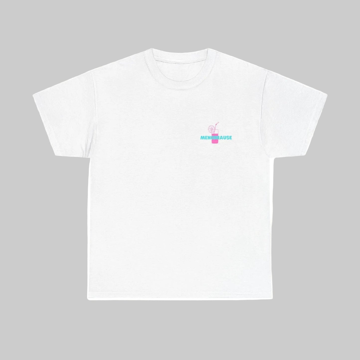 Weißes Damen T-Shirt mit einem kleinen, mittigen Aufdruck auf der Brust. Das Design zeigt das Wort 'MENOBRAUSE' in Türkis und ein pinkes Erfrischungsgetränk mit Zitrone und Strohhalm.