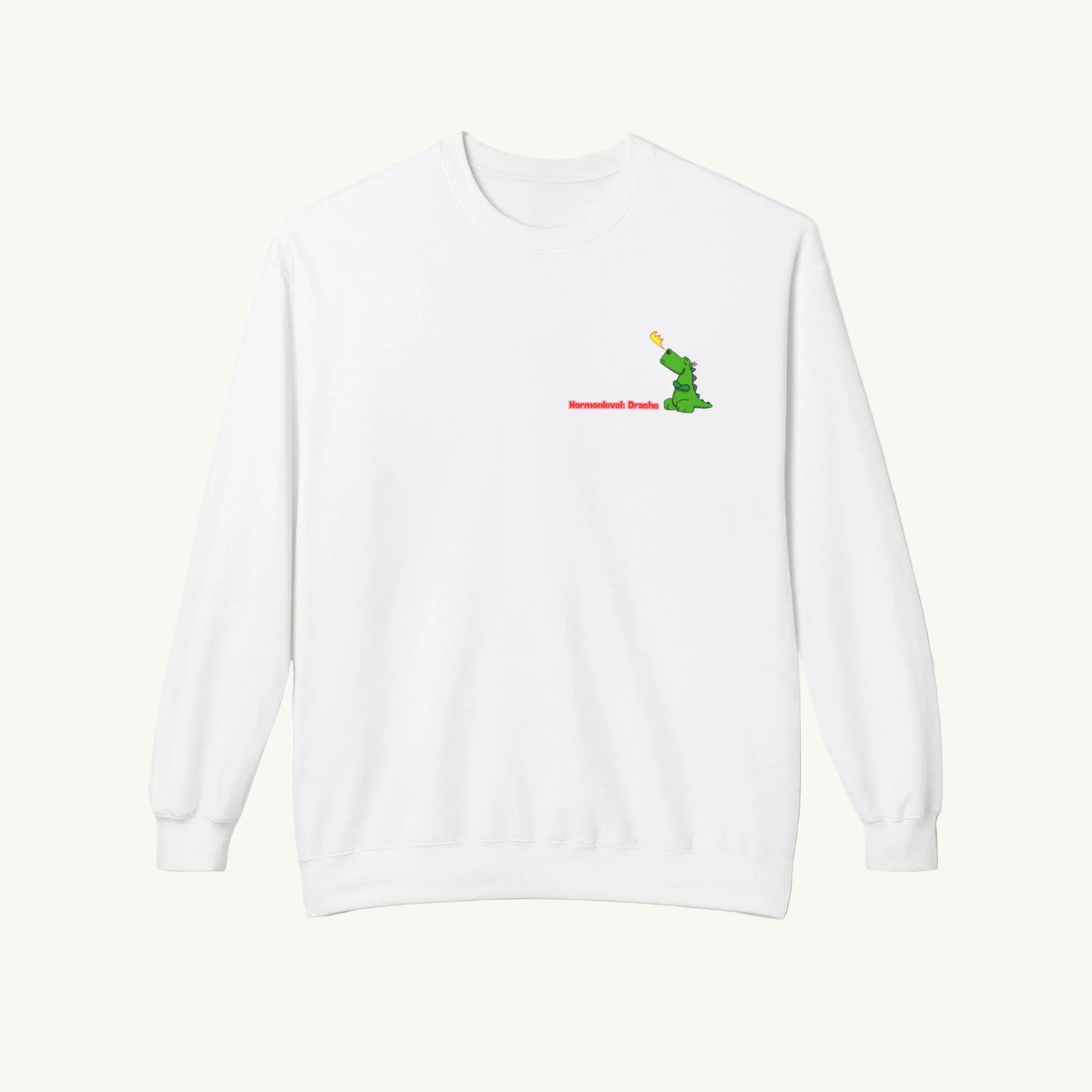 Weißes Damen-Sweatshirt mit Rundhalsausschnitt. Auf der linken Brust eine kleine Grüne Illustration, feuerspeiden mit Drachen mit der roter Schrift für die Menopause
