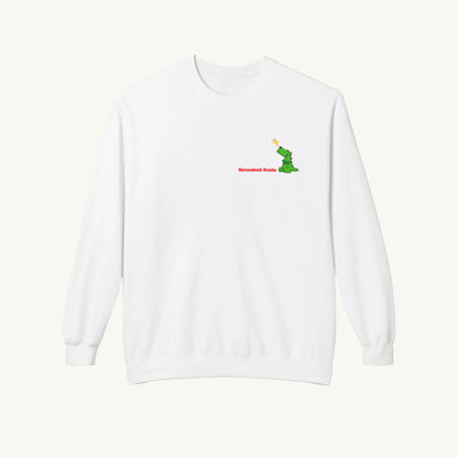 Weißes Damen-Sweatshirt mit Rundhalsausschnitt. Auf der linken Brust eine kleine Grüne Illustration, feuerspeiden mit Drachen mit der roter Schrift für die Menopause