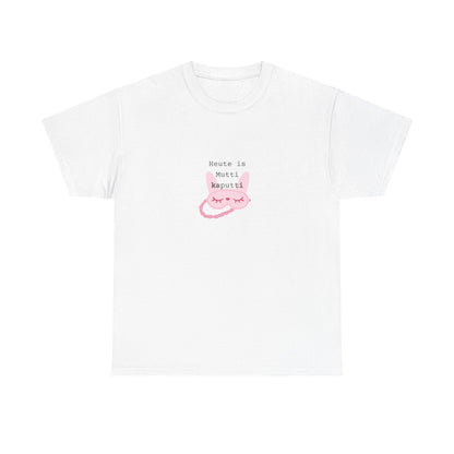 Weißes Damen T-Shirt mit einem mittigen Brustprint. Das Motiv zeigt den Text 'Heute is Mutti kaputti' in Schreibmaschinenschrift über einer illustrierten rosa Schlafmaske mit geschlossenen Augen.