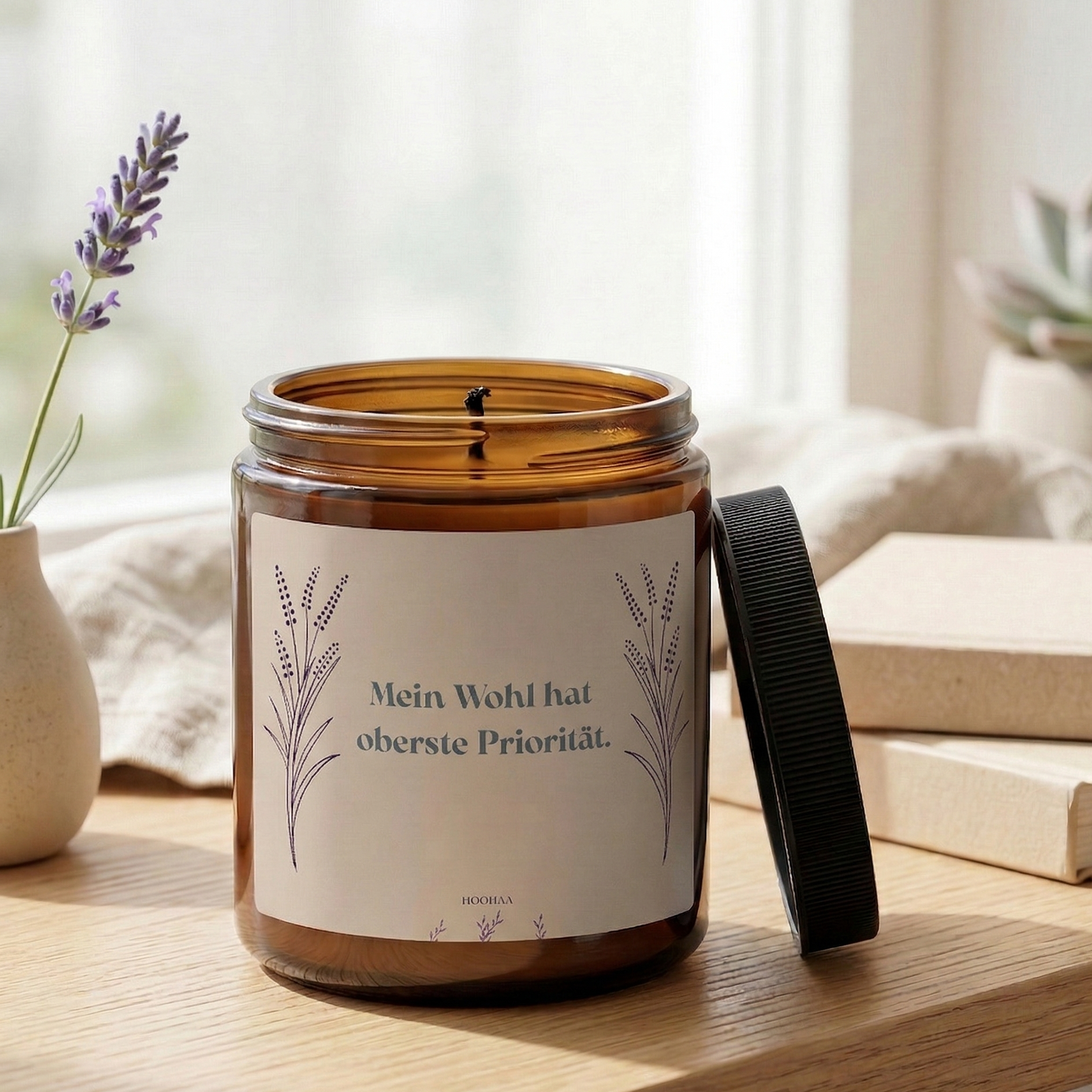 Braunglas-Kerze in heller, sonniger Umgebung auf Holzuntergrund mit der Aufschrift „Mein Wohl hat oberste Priorität“, dekoriert mit Lavendel – ideales Self-Care Geschenk für Frauen in der Menopause.