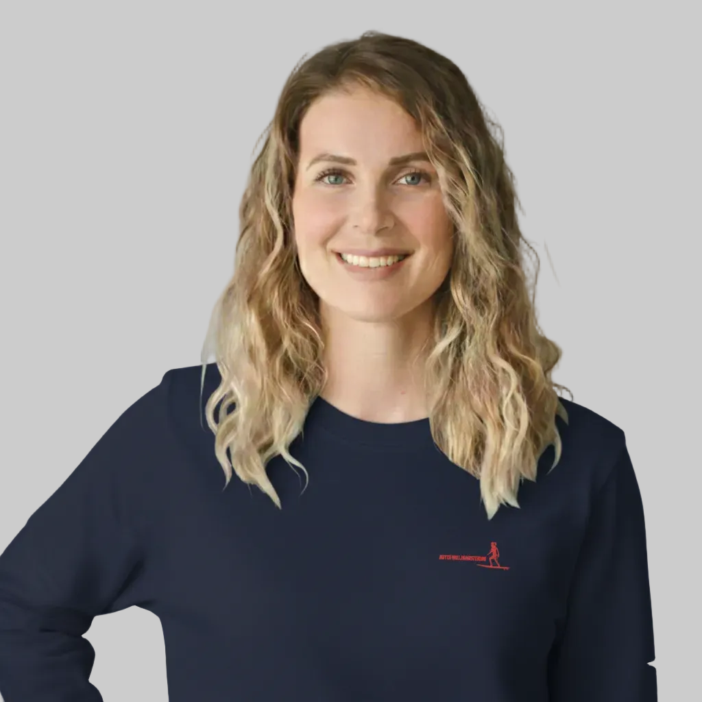 Dunkelblaues Damen-Sweatshirt mit ein roten Grafik-Print auf der Brust. Der Text und die Silhouette einer Frau, die auf einem Surfbrett steht, was von einer blonden Frau getragen wird.