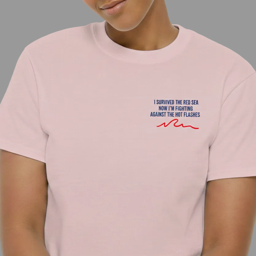 "I Survived the Red Sea" Damen T-Shirt – Statement Shirt mit Spruch für Frauen in der Menopause