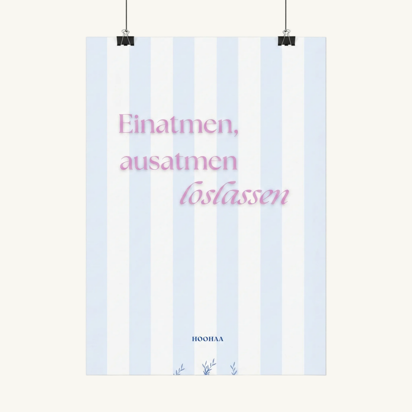 Vertikal hellblau-weiß gestreiftes Poster mit dem rosa Schriftzug "Einatmen, ausatmen, loslassen". Am unteren Rand ist das dunkelblaue Logo "HOOHAA" mit filigranen blauen Pflanzen-Illustrationen zu sehen.