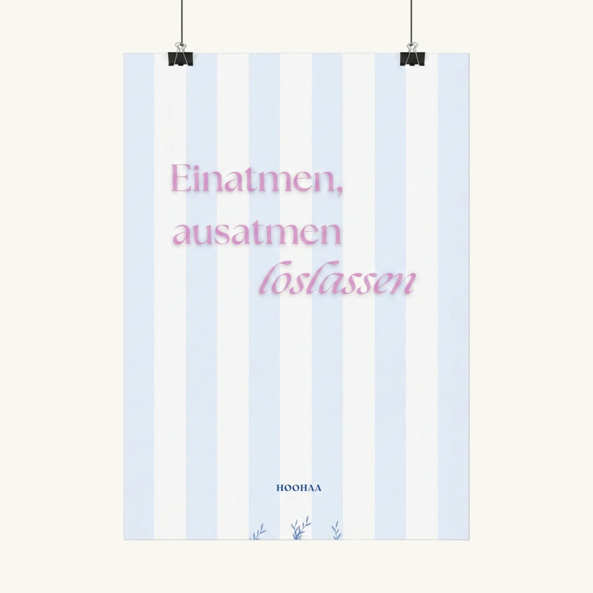 Vertikal hellblau-weiß gestreiftes Poster mit dem rosa Schriftzug "Einatmen, ausatmen, loslassen". Am unteren Rand ist das dunkelblaue Logo "HOOHAA" mit filigranen blauen Pflanzen-Illustrationen zu sehen.